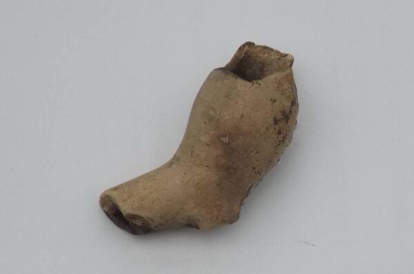 One of the clay pipes, dated to the first half of the 17th century. It dates from a time when tobacco was expensive and therefore features a small bowl. 