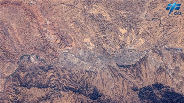 神舟十七号航天员乘组拍摄地球超绝美图发布：山脉如巨龙蜿蜒
